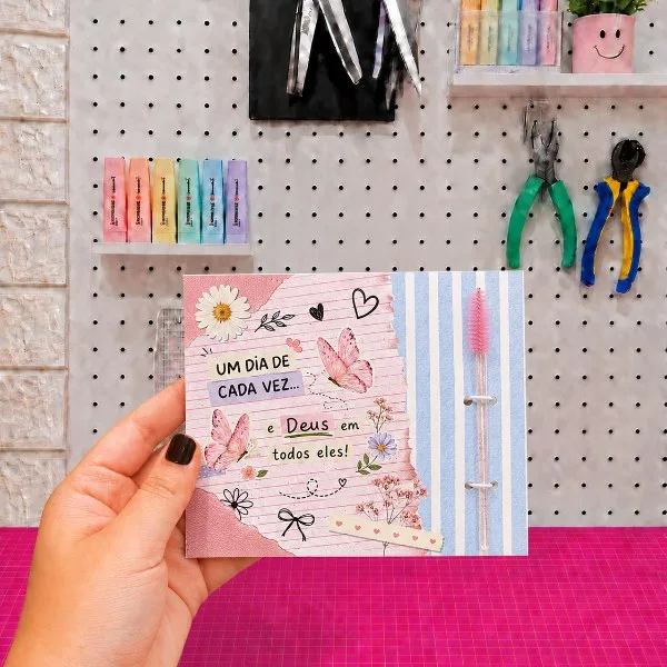 CARD COM ESCOVINHA PARA CÍLIOS